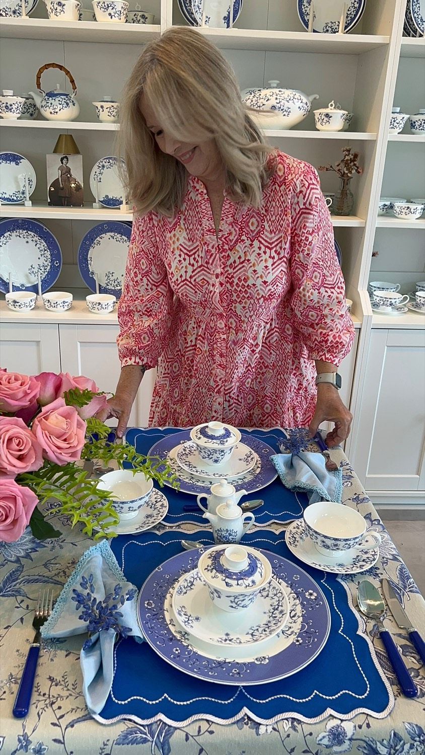 María Isabel componiendo una mesa en azul y blanco a mano