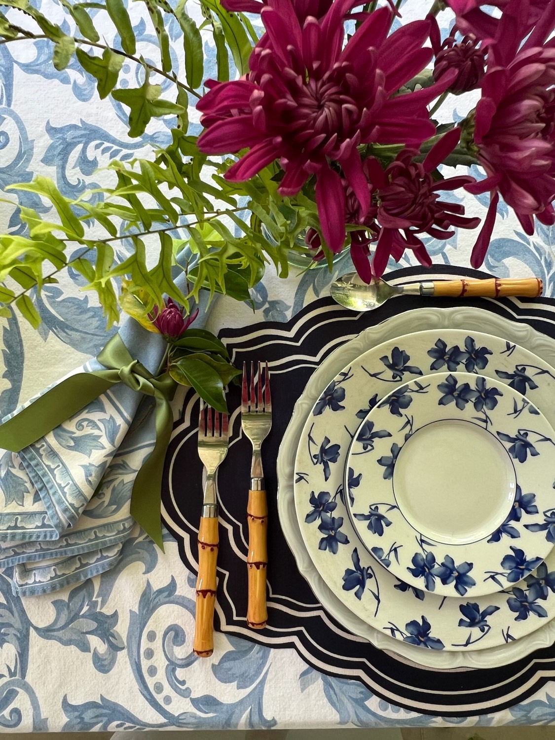 Mesa de Shabbat en azul y blanco con dalias