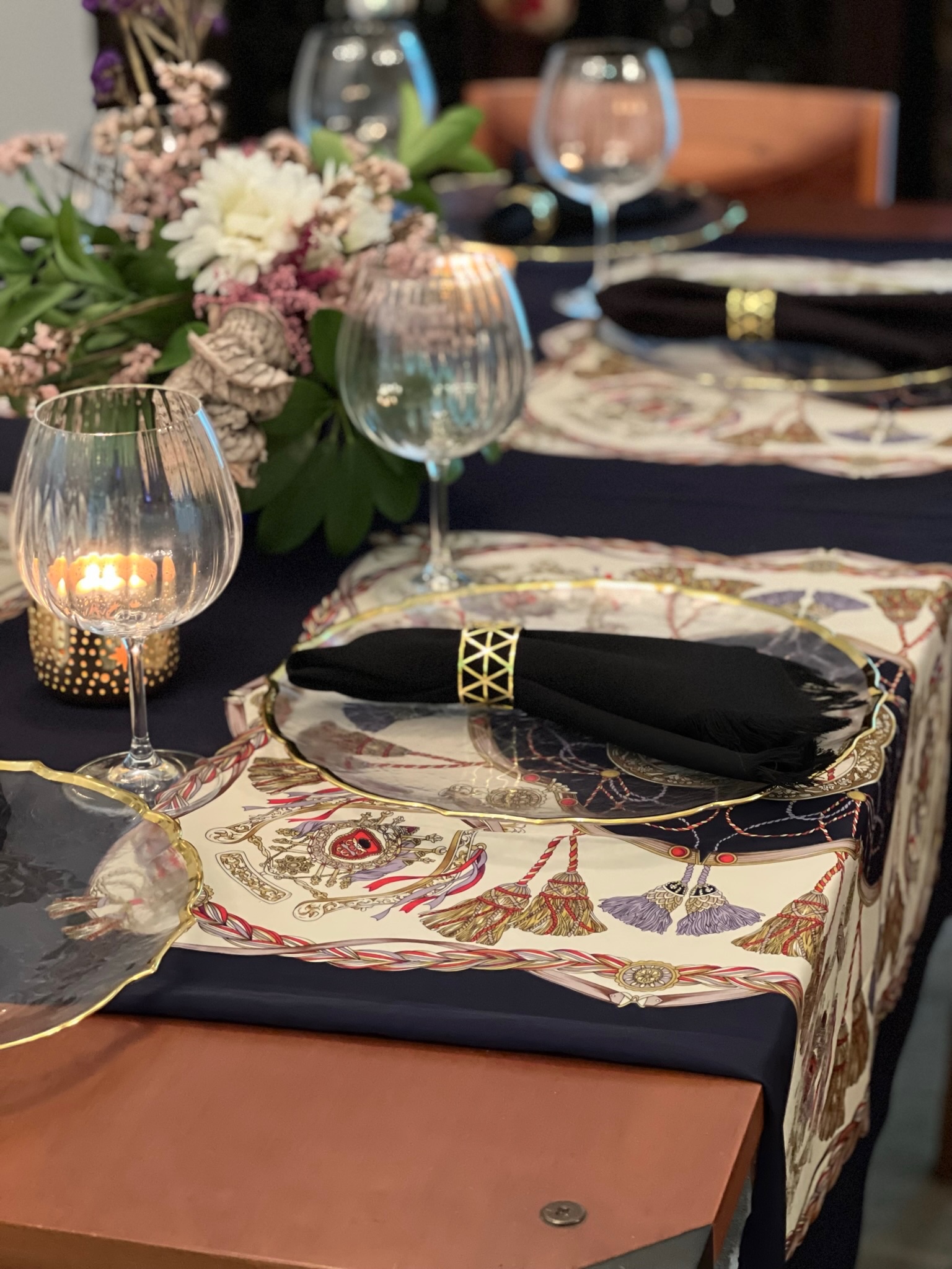 Mesa de banquete en azul marino y oro, a la luz de las velas
