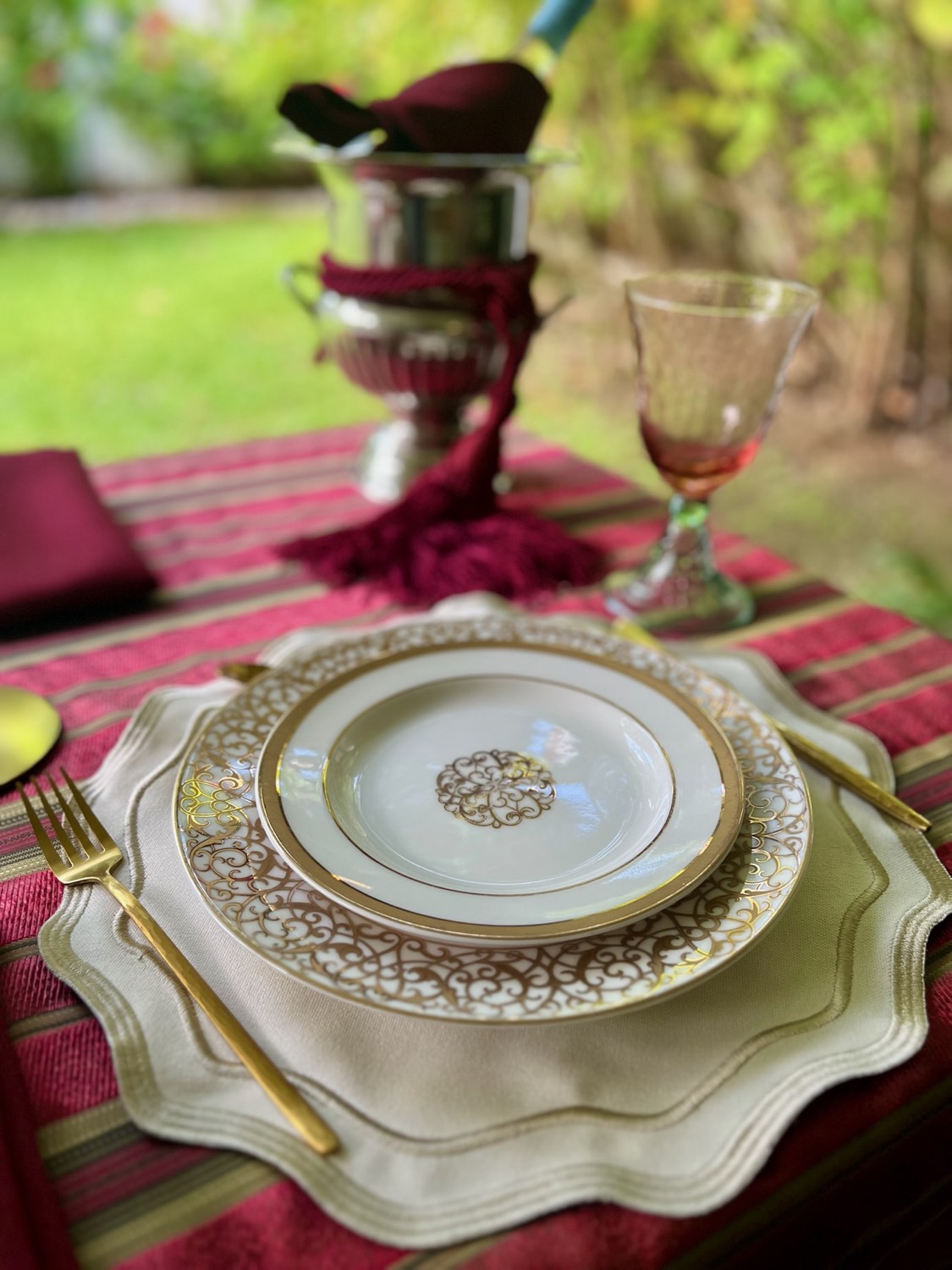 Mesa de Rosh Hashaná en tonos dorados y miel