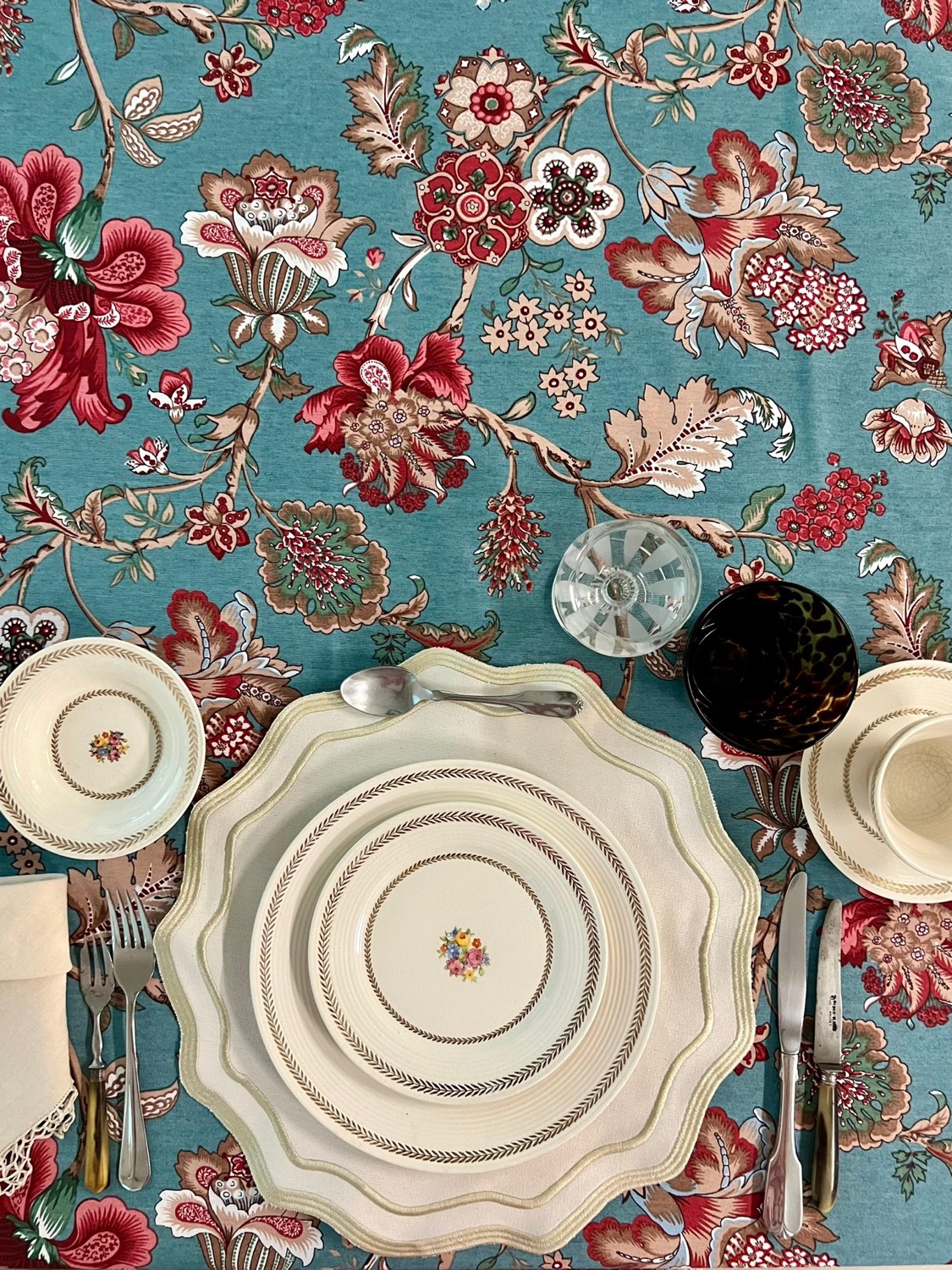 Mesa de Pésaj con florales de primavera en turquesa