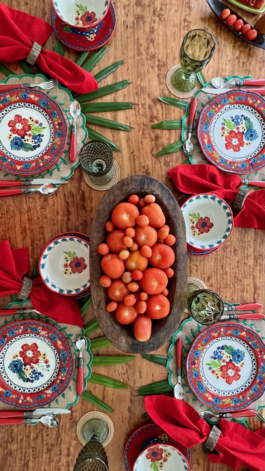 Mesa de Acción de Gracias con cosecha de otoño sobre madera