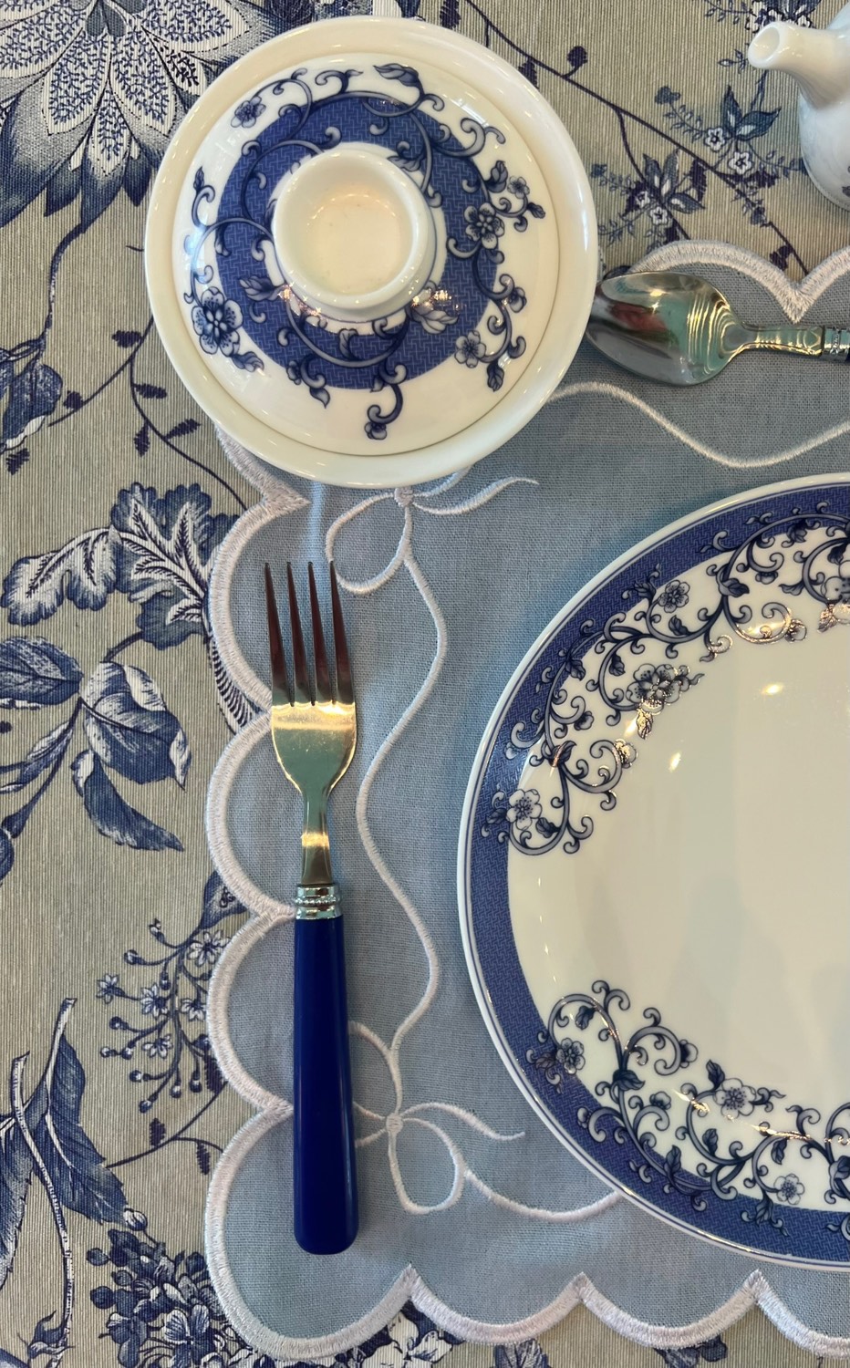 Mesa con mantelería toile en azul, vista desde arriba